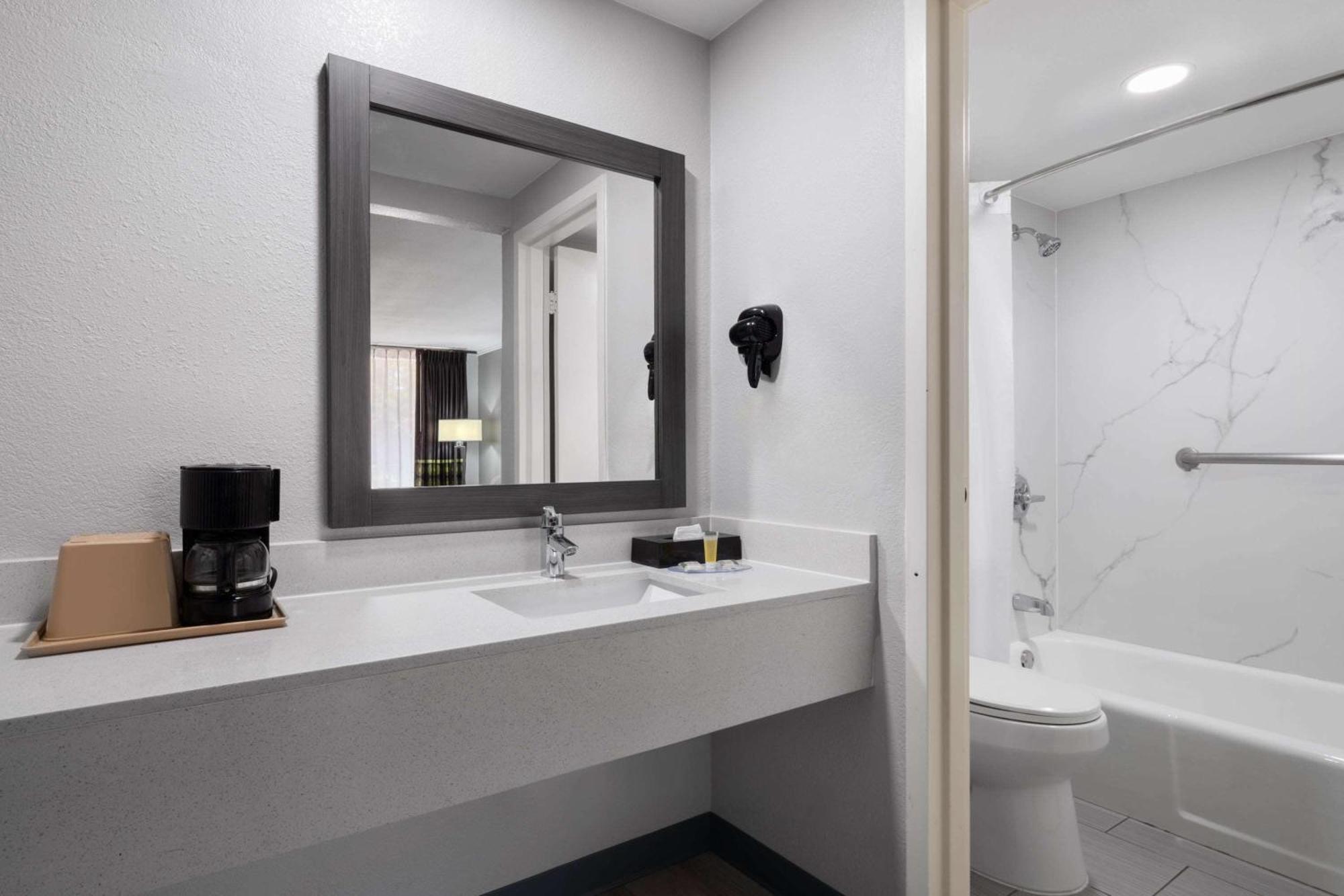 Super 8 By Wyndham Longview/North Motel Bagian luar foto